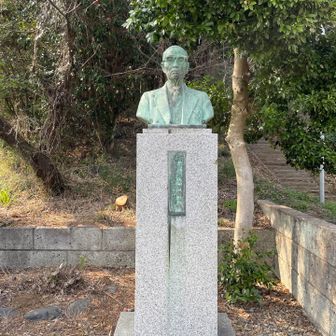 梅澤亮之助。
地元で教師、宮司、教育委員長などを務めた名士だそうです。