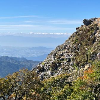 ボタンプチの方から見た天狗鼻、奥に比良山系、手前に琵琶湖が見えます