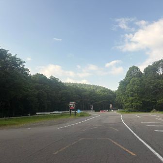 登山者駐車場で前日車中泊🚗
ゴソゴソしてたらちょっと遅め7時過ぎスタート✴️
