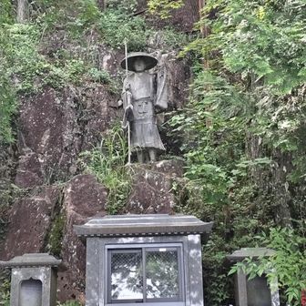 弘法大使の空海さん？…にしとこう。19歳と49歳のとき空海さんが野呂山で修行したらしいよ🕺