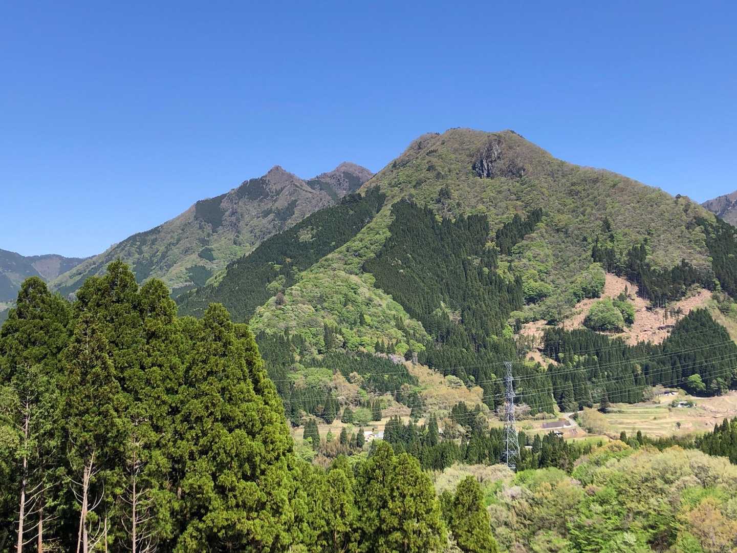 そして開けて見えた奥の祇園山
