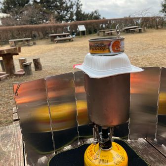 キャンプセンターは貸切状態。お湯を沸かした上に十字に切り込み(上下2箇所)を入れたパックご飯を置き、温まるかどうかわからないがカレー缶を置いてみた。