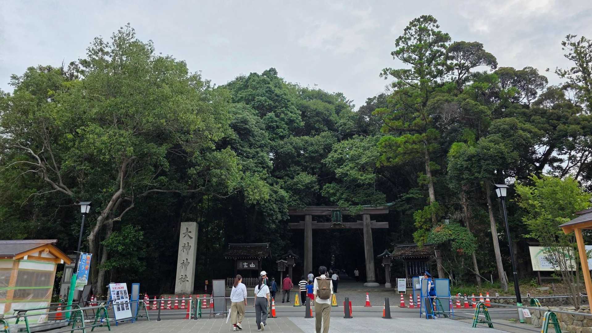 大神神社入口。
この中から厳かな雰囲気漂う～