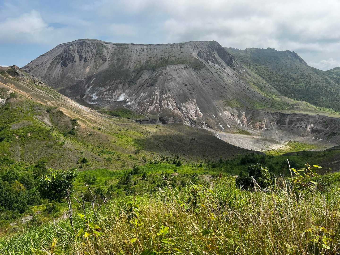 有珠山往復｜ダイナミックな火山と洞爺湖の大パノラマをテラス席で堪能の写真