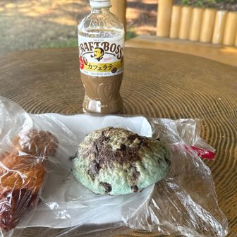 おやつにチョコミントメロンパン