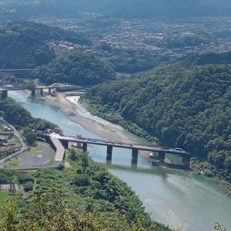手前がリニアモーターカーの橋工事が見えます