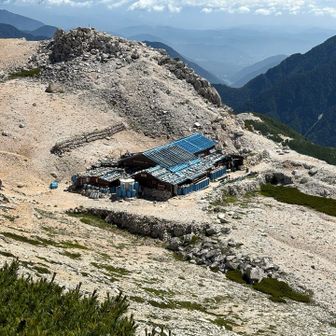 野口五郎小屋。時間がないので寄らずにスルー。