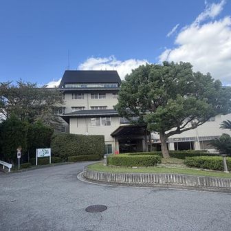 このホテルの裏
テニスコートの横にピークあり
🚶‍♀️3分ほどで...