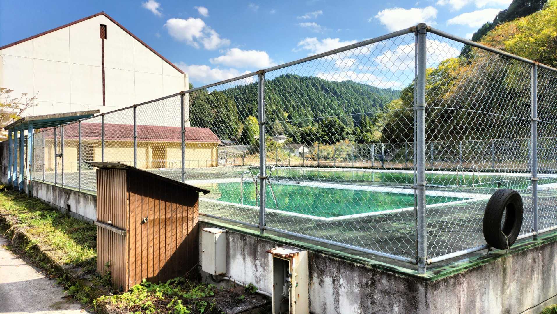 元八女市立矢部小学校だったので、プールがありました。