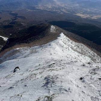 三叉峰まで戻って再び杣添尾根を下山します。下山時には幾分風はマシになっていました😮‍💨　真ん中あたりに2番手だった方が先に下山しているのが写っています。
なお、ワタクシはこの程度の傾斜ではピッケルは使いません。ラバーキャップを外したストックで十分です。
