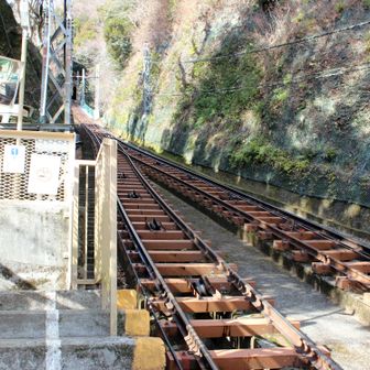 ケーブルカーの中間点の駅です。