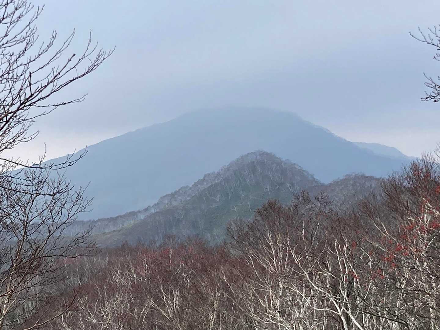 下山時、カムイヌプリ山頂から、室蘭岳方面☁️