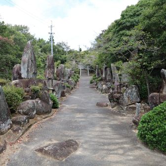 碑が並ぶ参道