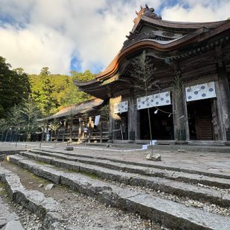 大神山神社へ降りるといつもと違う様子…後で調べると「下山神社本殿遷座祭」という修理修復のため仮殿へ移していた神様を、本殿にお戻しする祭りが夜に行われたようです✨✨青空見せてくれた大山に感謝して、おしまいッ💝