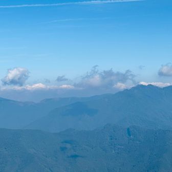 北側は落合峠と矢筈山が