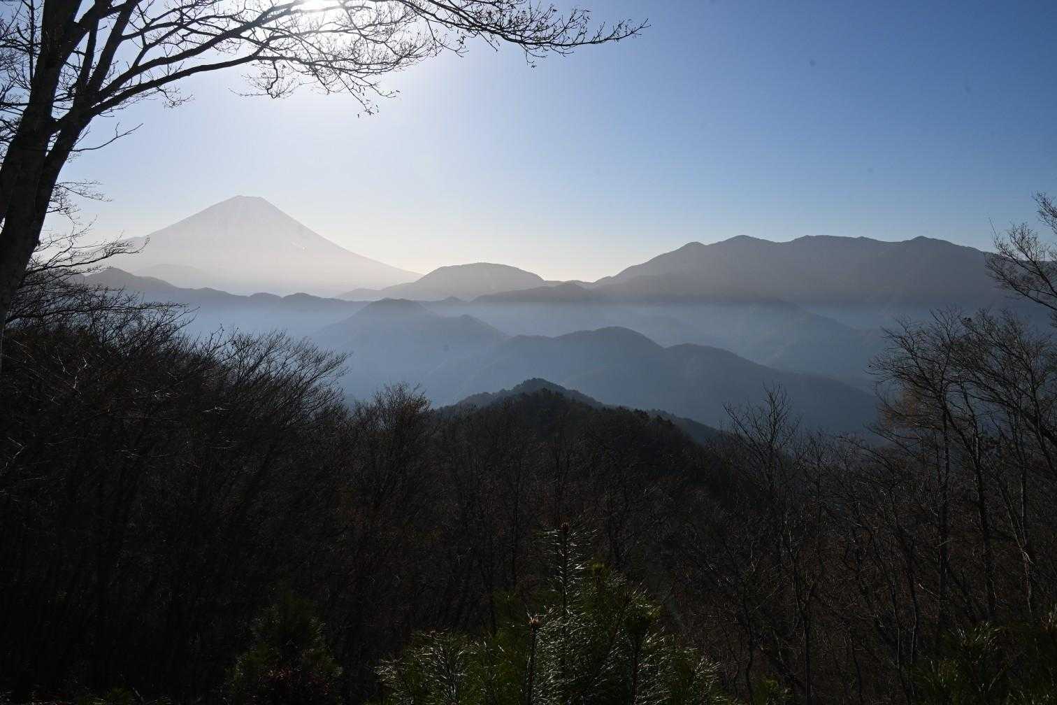 竜ヶ岳と雨ヶ岳。奥に富士山