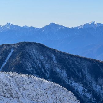 1番左が先々週モルゲンロートを眺めた北岳です。真ん中が甲斐駒、右手の大きな山が仙丈ヶ岳です🏔️