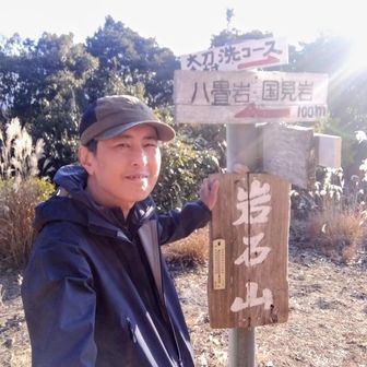お久しぶりの岩石山山頂👍山頂気温計12℃暖かい
