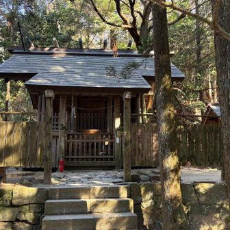 東の宮。
黄色い被り物と塗り物をした人が自撮りしてた。