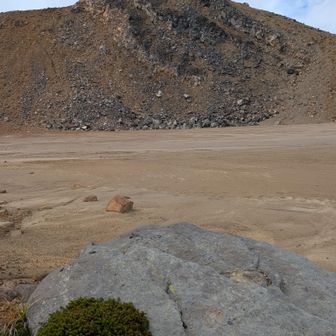 剣ヶ峰が見えている　足下は砂（The Beach on the Mountain）