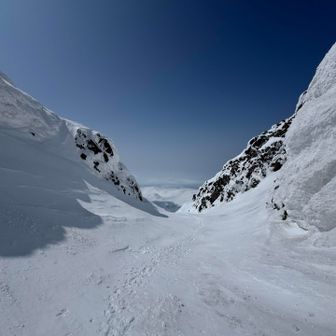 下山は別ルートから。ゴルジュを通ります