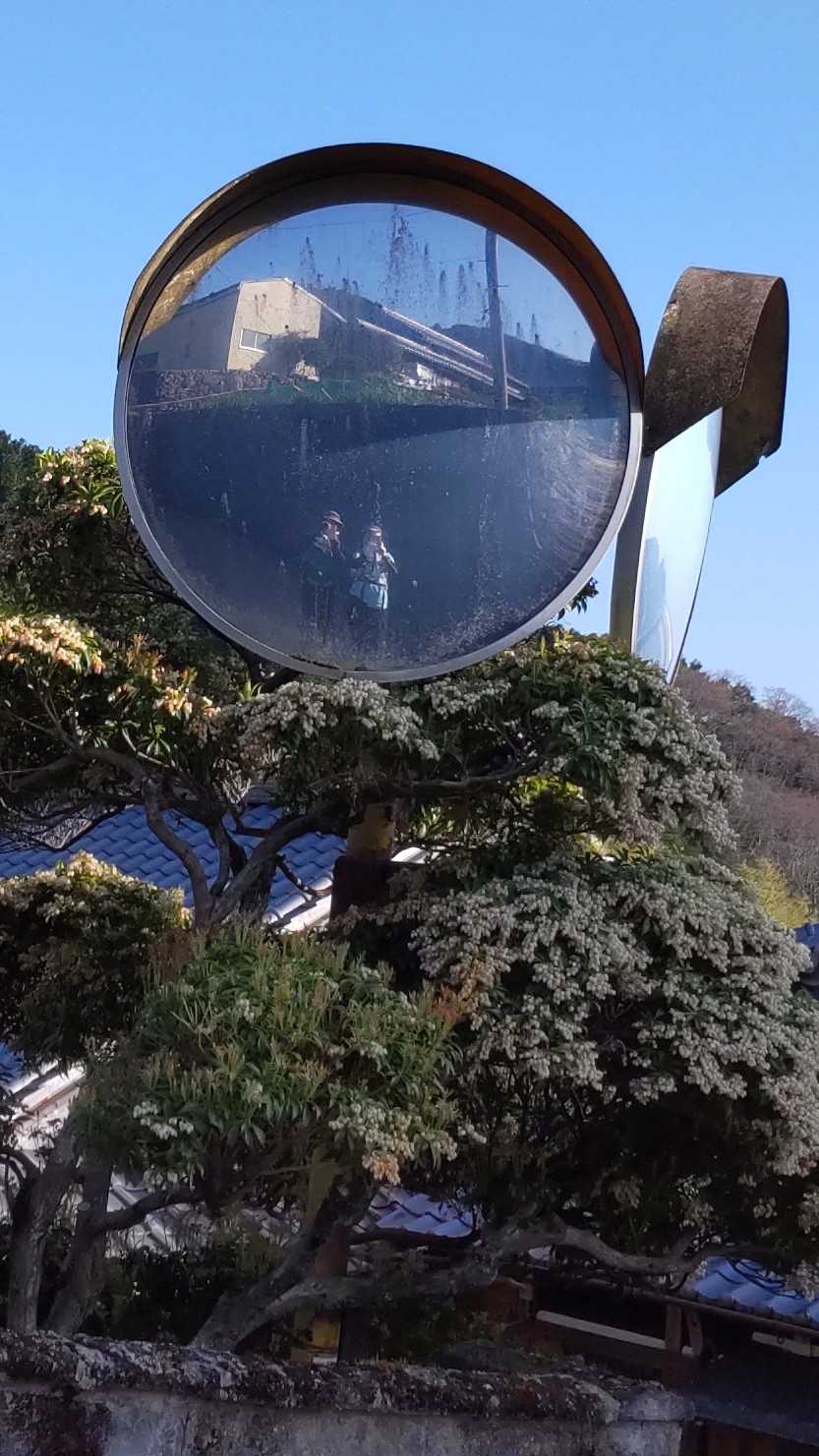 カーブミラー越しに
二人の記念写真😁