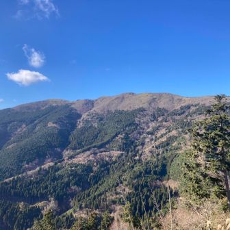 慈母峰から那岐山を眺めます。