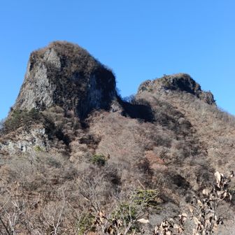 鹿岳（手前、一ノ岳、奥、二ノ岳）