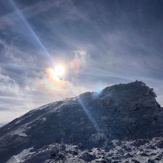 風が強く雪煙舞う