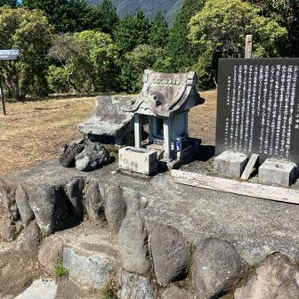 こぢんまりと、でも平らで落ち着ける頂上
