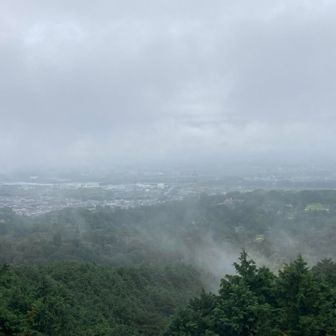 池からもう一度テラスへ上がってみたら先程よりガスが晴れて景観が見れました！