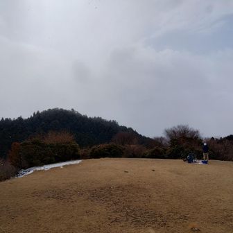 山頂から何も見えず寒いのですぐ撤収