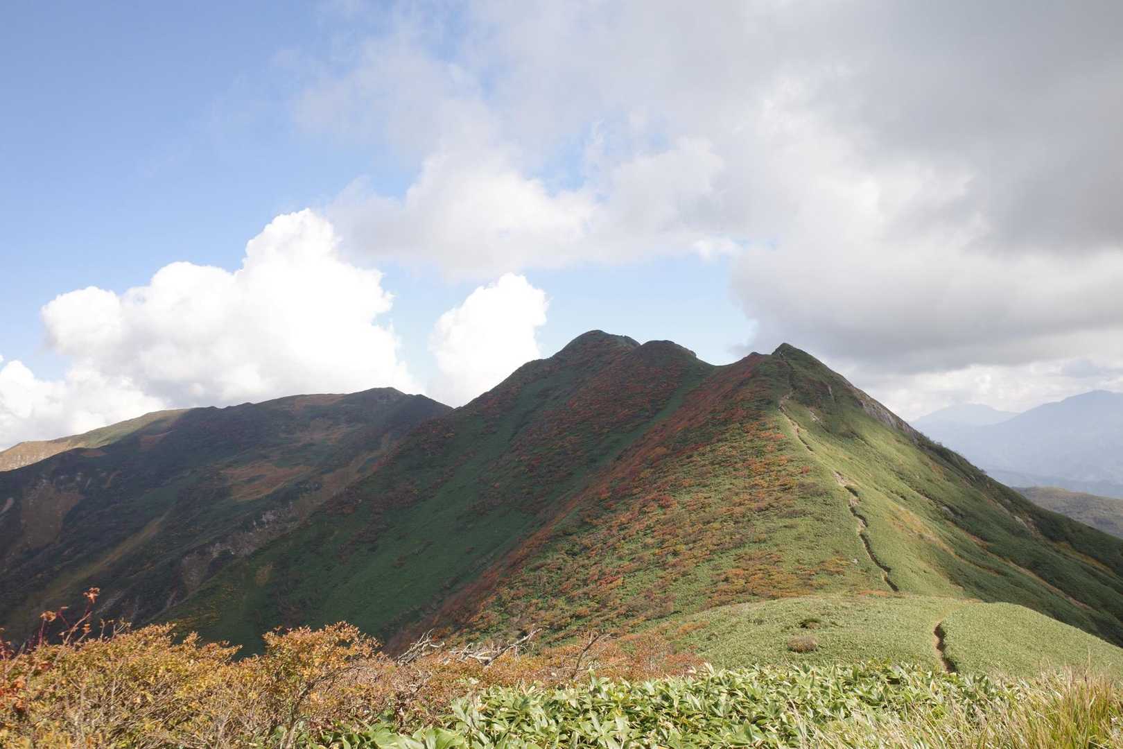 笠ヶ岳より振り返って白毛門