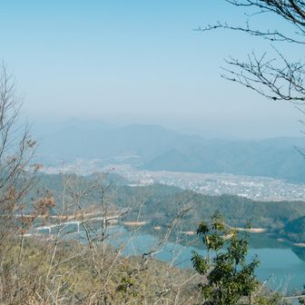 さて、鍵も見つかったし、また1人でのんびり歩いてると眼下には糀谷ダム。

ここはある分野では有名なスポット💦

高校時代に友人数人と自転車乗って肝試しに来たな。

湖を渡る橋を皆で渡ってると

ガン‼️

「え？誰？そういうのやめろや‼️」
「イヤ、俺違うって💦」
「え？」
「え〜⁉️」

「逃げろ💨」ε=ε=┏(ﾟロﾟ;)┛

