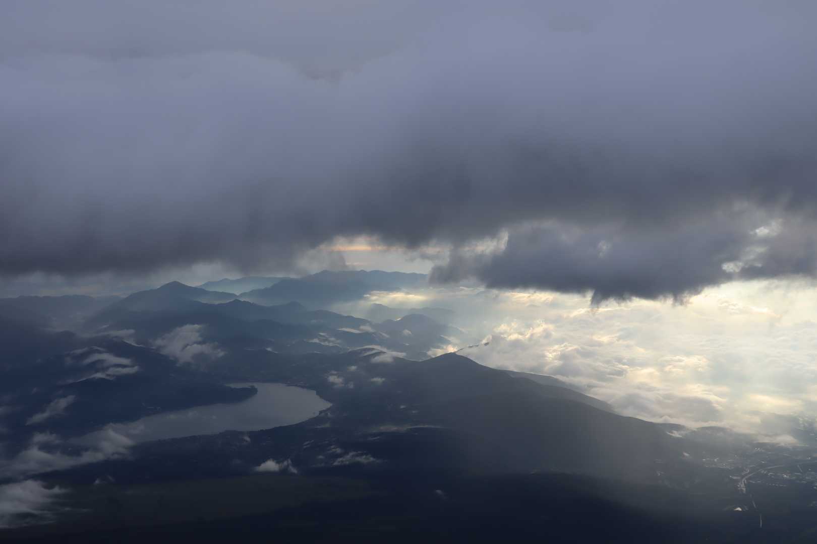 吉田ルート8合目から東北東方向の景色。幻想的な景色が見えました。
手前は山中湖。奥には丹沢山系？です。