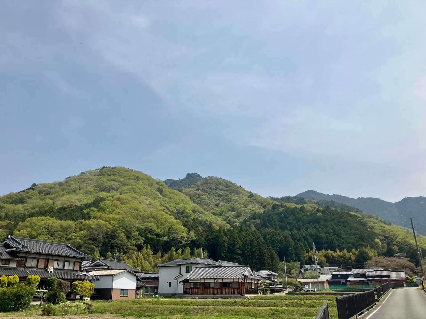 新緑の緑が生き生き
瓦屋根の民家も好き