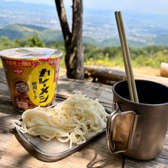 気付けばもう12時過ぎ。
少し休憩のつもりが、あるおじ様と出会い、会話に花が咲いてしまって、お腹も空いたのでそのままランチタイムです。
結果、休憩しすぎで本日はここまでになりました。

おじ様は、この山に週に3日ほど登って道の整備をボランティアでされている方で、今日は仲間が来なかったとのことです。
長野のお山にも行ってたらしく、おしゃべりが楽しかったです。

おじ様が持参した素麺と手作り麺つゆのおすそ分けをいただきました。
暑かったのもあり、素麺の冷たさ、出汁の美味しさに感動🥺
