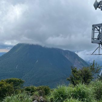 さっき登った由布岳は雲の中