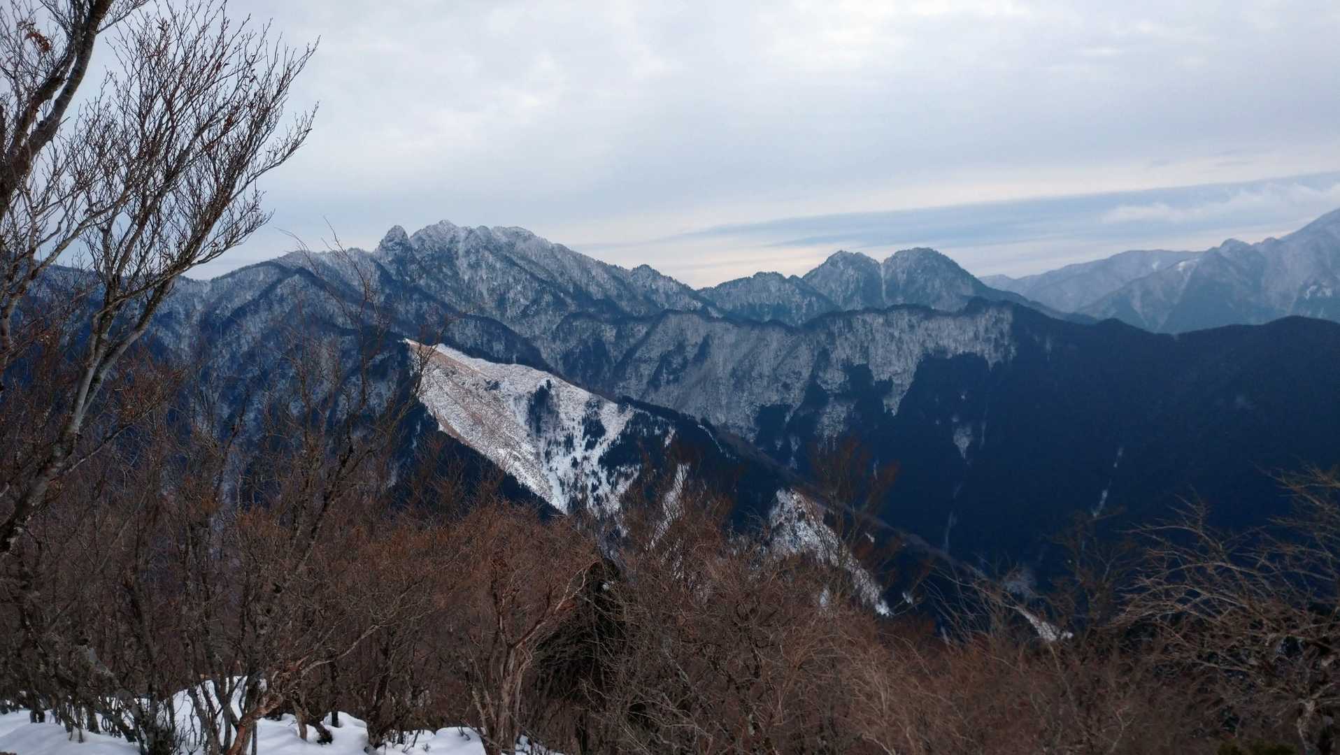 三ツ塚からの稲村、バリゴヤ