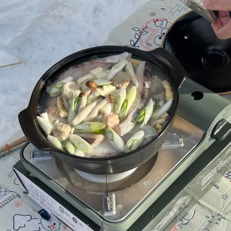 ね

山の荷物は軽量・コンパクトに！

土鍋＆カセットコンロで鍋🍲重ﾃﾞｶ笑
と洒落込んでみました😄