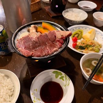 名物のステーキを食べたら明日の打ち合わせ🤔

赤岳は暴風で登頂出来ない可能性が高いから、登頂できる可能性のある阿弥陀岳に目標を変更🔄使うルートは、阿弥陀岳北西陵や北稜に隠れて風が弱くなる可能性の高い北陵の沢筋に決定‼️