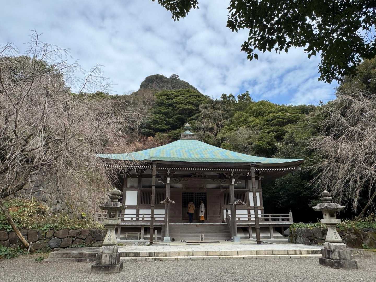 冠岳を後ろにたたえる鎮国寺🙏