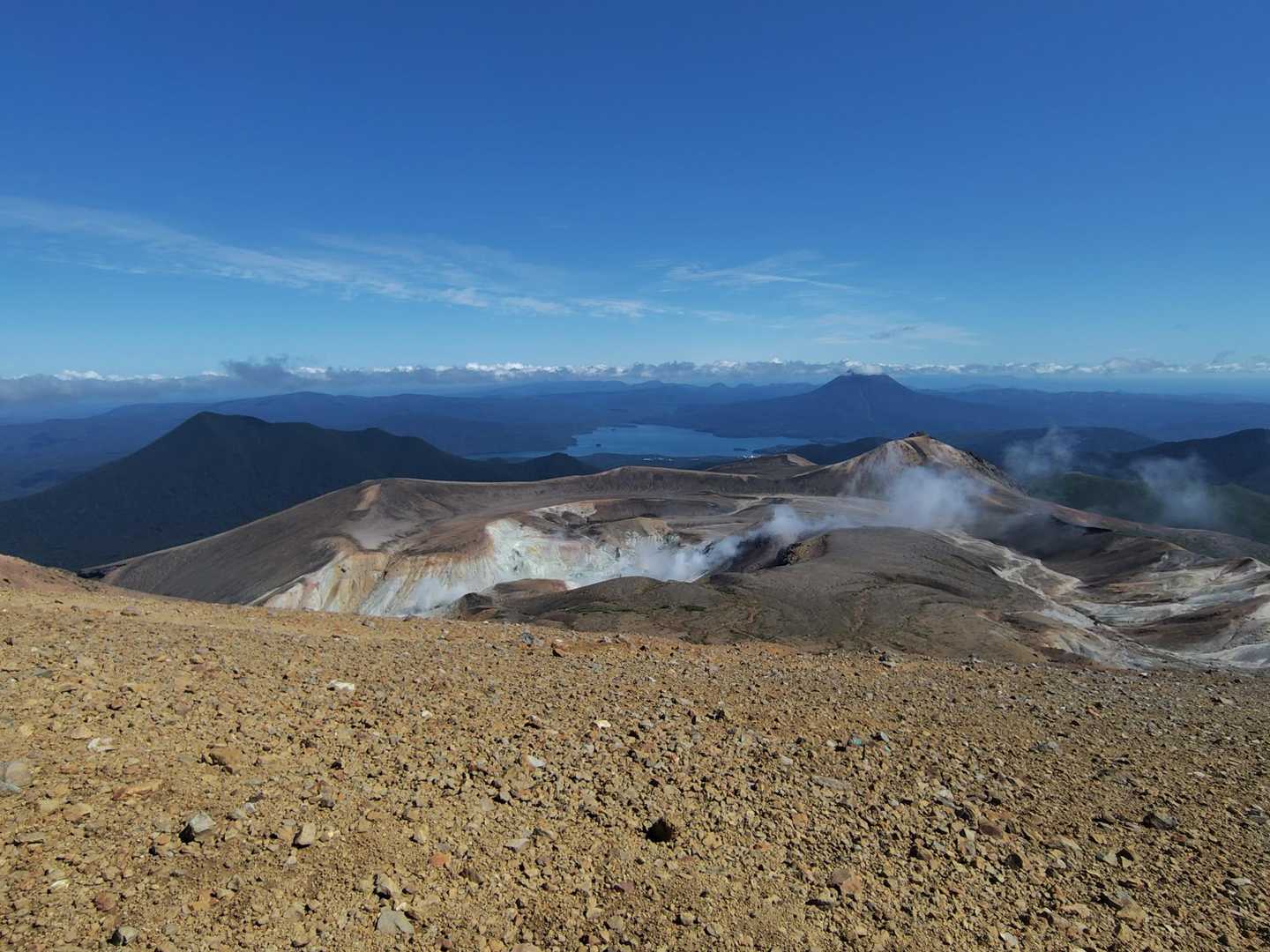 阿寒湖。右奥は雄阿寒岳