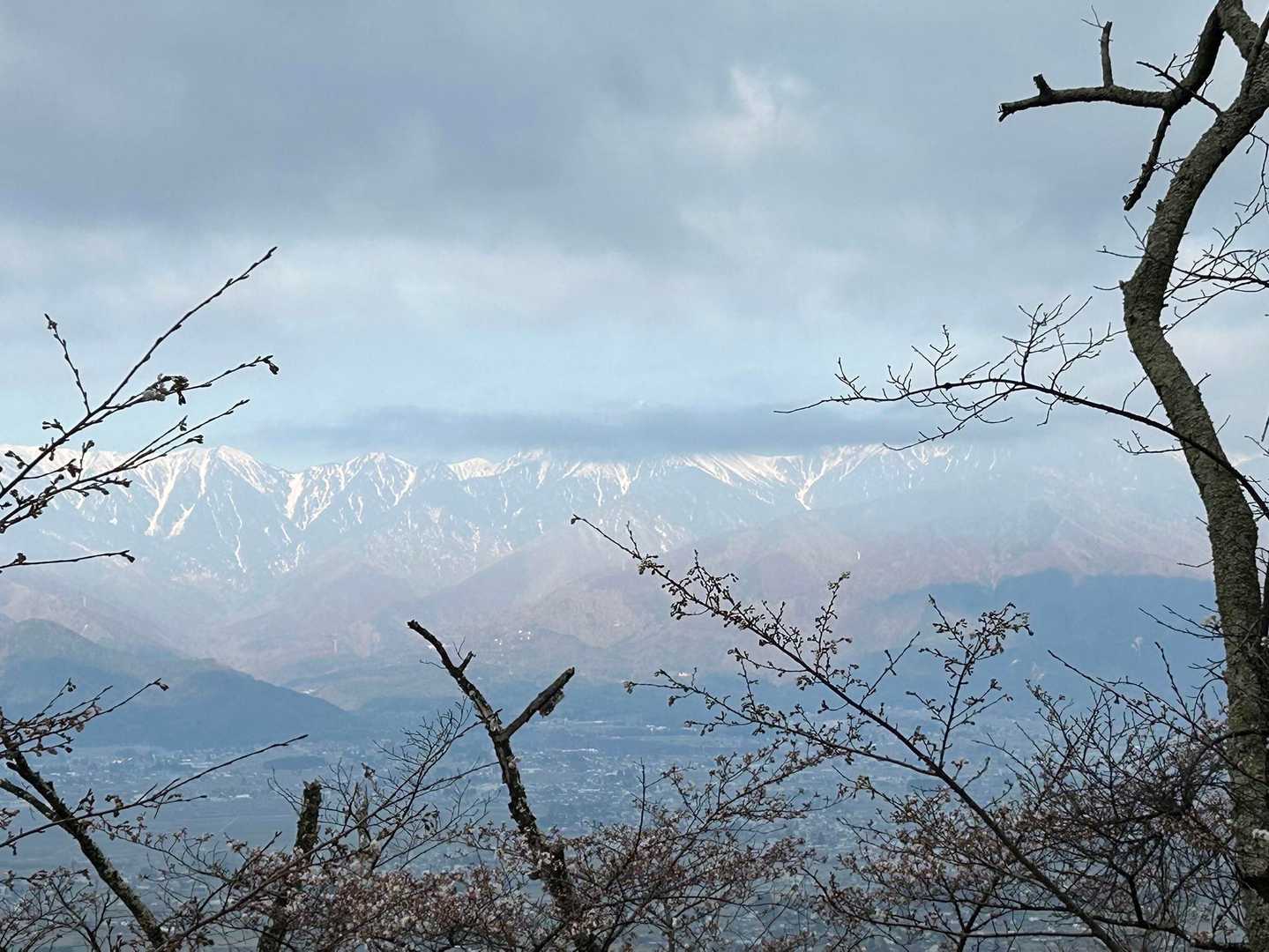 今日の北アルプスは、雲が少しかかってます