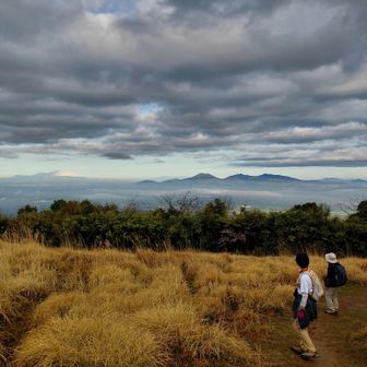 神社から2分広々とした所に出ました😀
左に｢雲仙普賢岳｣右は｢金峰山｣ですね🎶
此の時が一番見えていました🎶