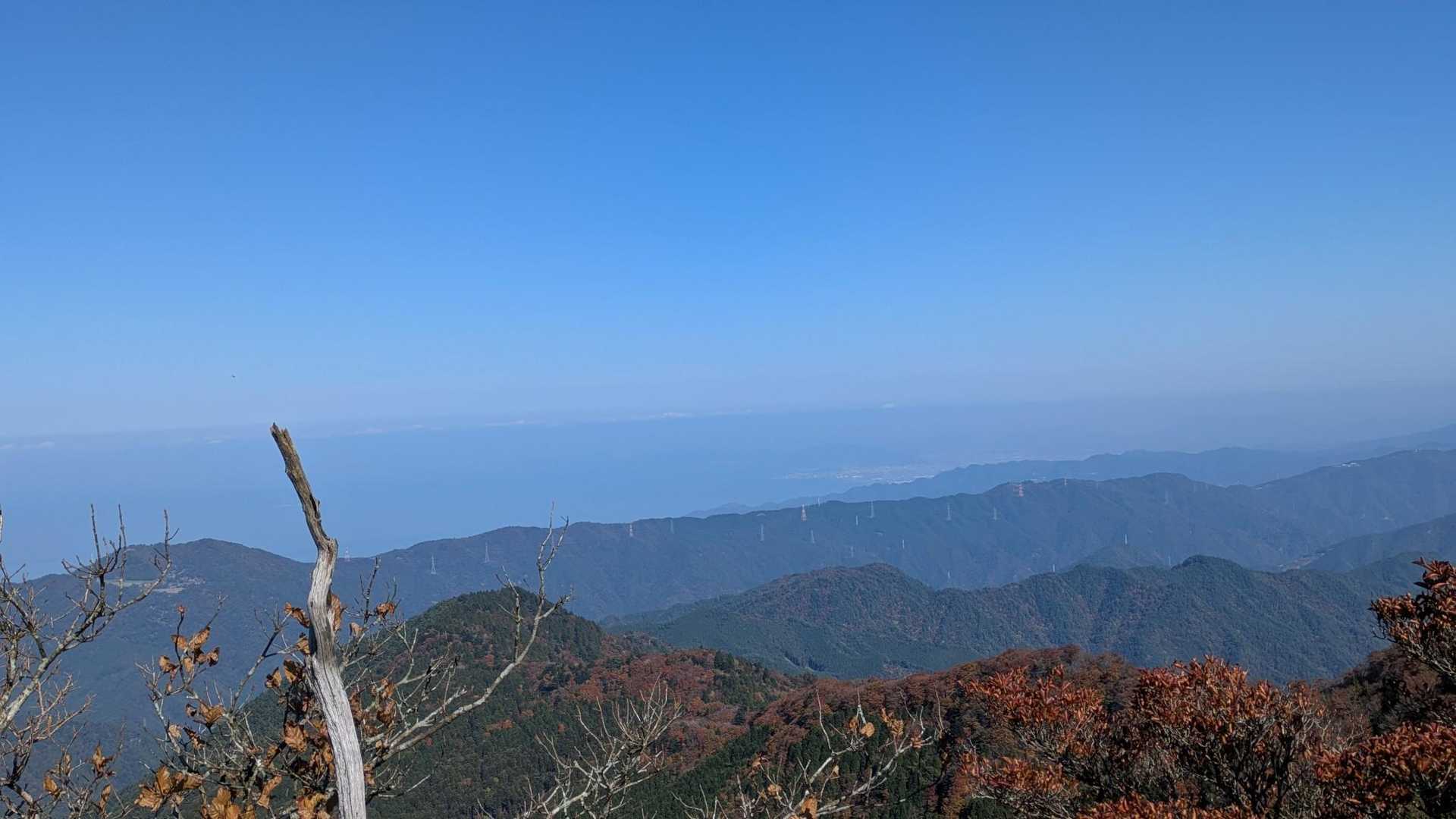 向こうの山の鉄塔の多さよ😳ｽｺﾞｯ