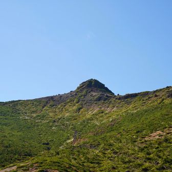 目指す安達太良山のピーク。
ピークの形から乳頭山とも言われています。