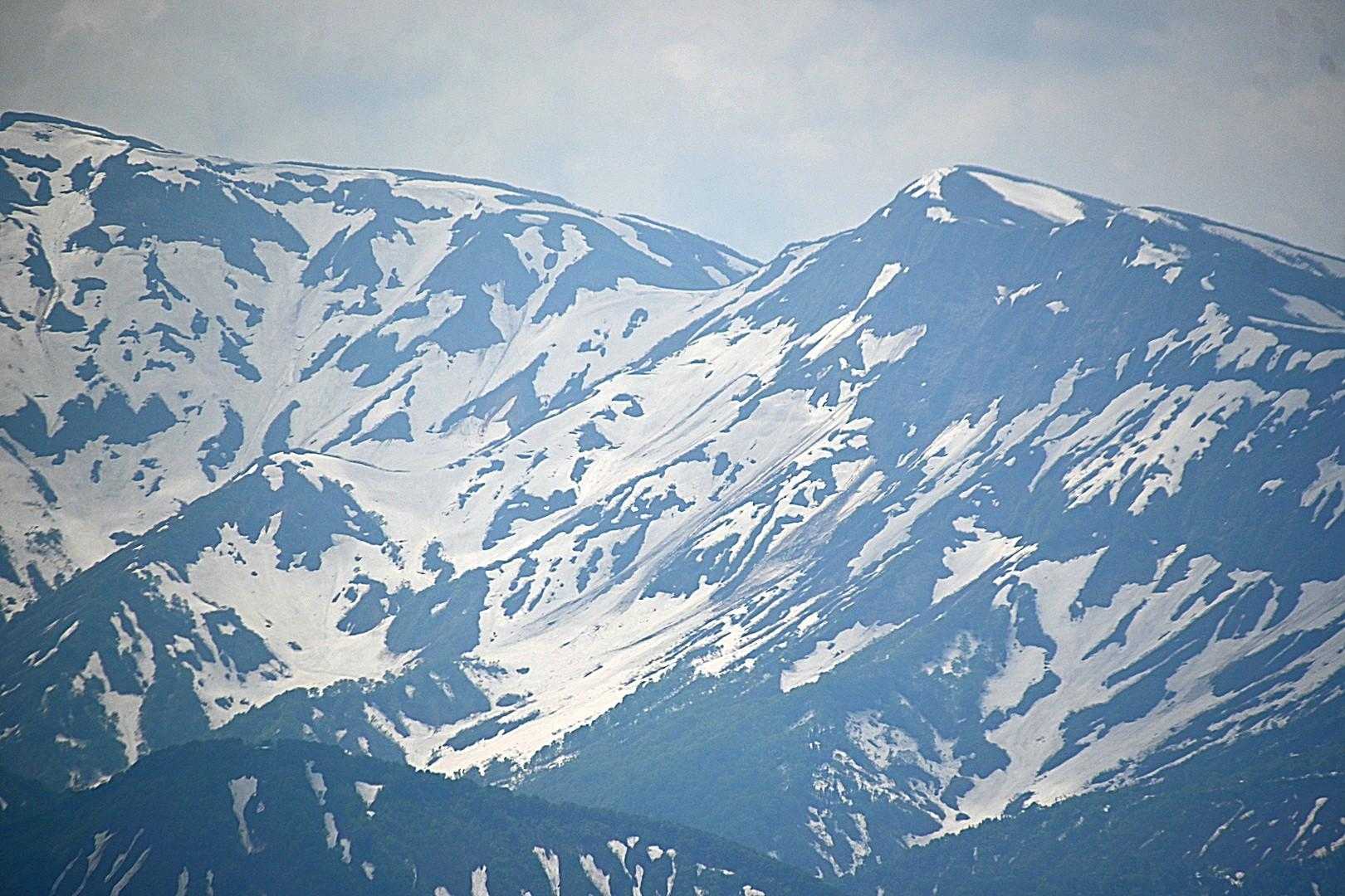 粟ヶ岳往復 | 変化に富む山道を歩く新潟中越の象徴、佐渡・能登を見渡す頂の写真