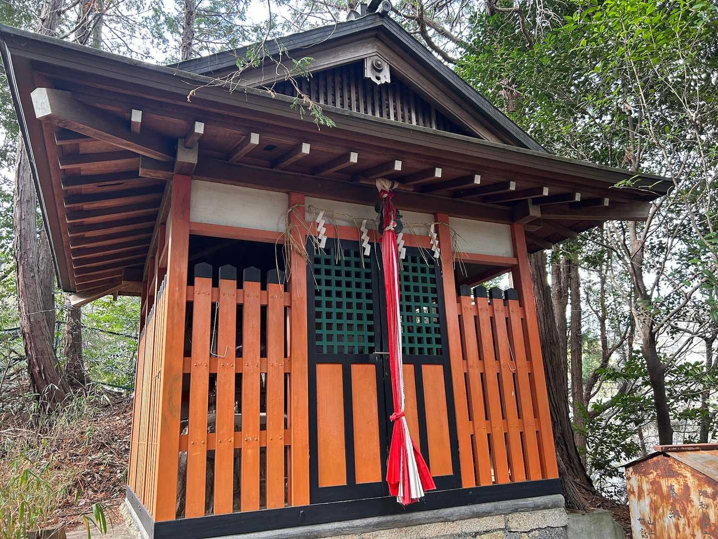 参道の途中にあるお稲荷様
五穀豊穣の神様なので、私達は毎日御利益をいただいています。