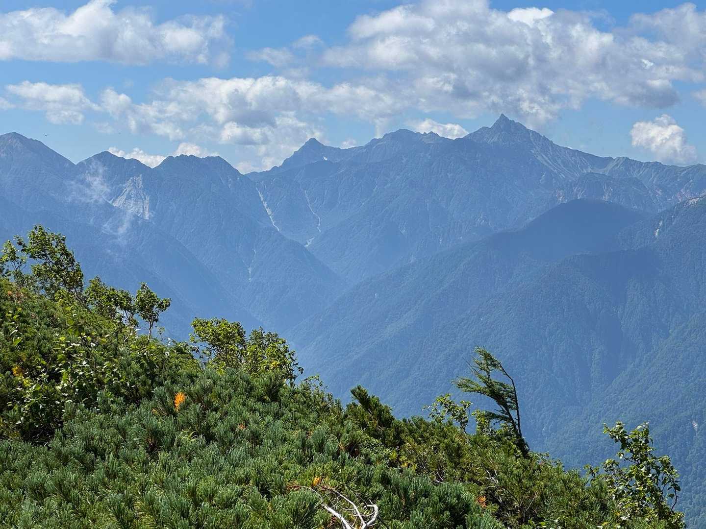 今日は10時になっても槍穂高にはまだガスが上がってきていません。最近は7時頃にはガスガスになっていた北アルプスですが、今日、槍穂高に登っていた方はラッキーです✌️